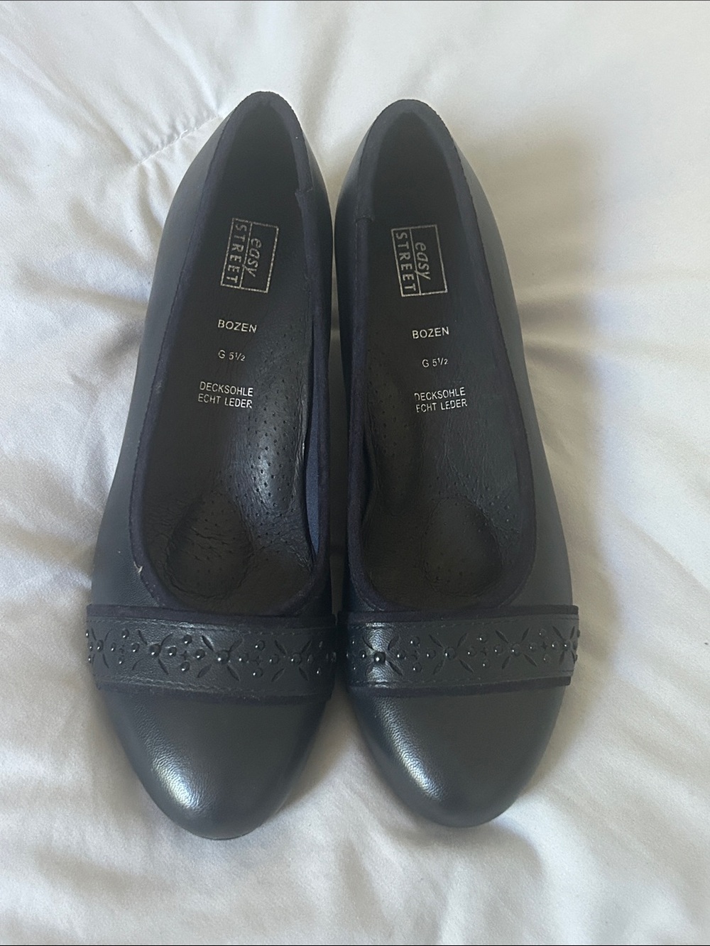 easy street Black Bozen Leather Women's Flats